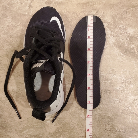 NIKE Team Hustle D7 Low Kid Shoes - Picture 9 of 9